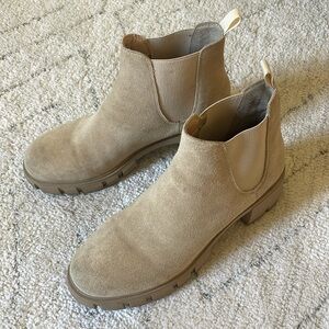 Steve Madden Beige Suede Howler Booties 9M